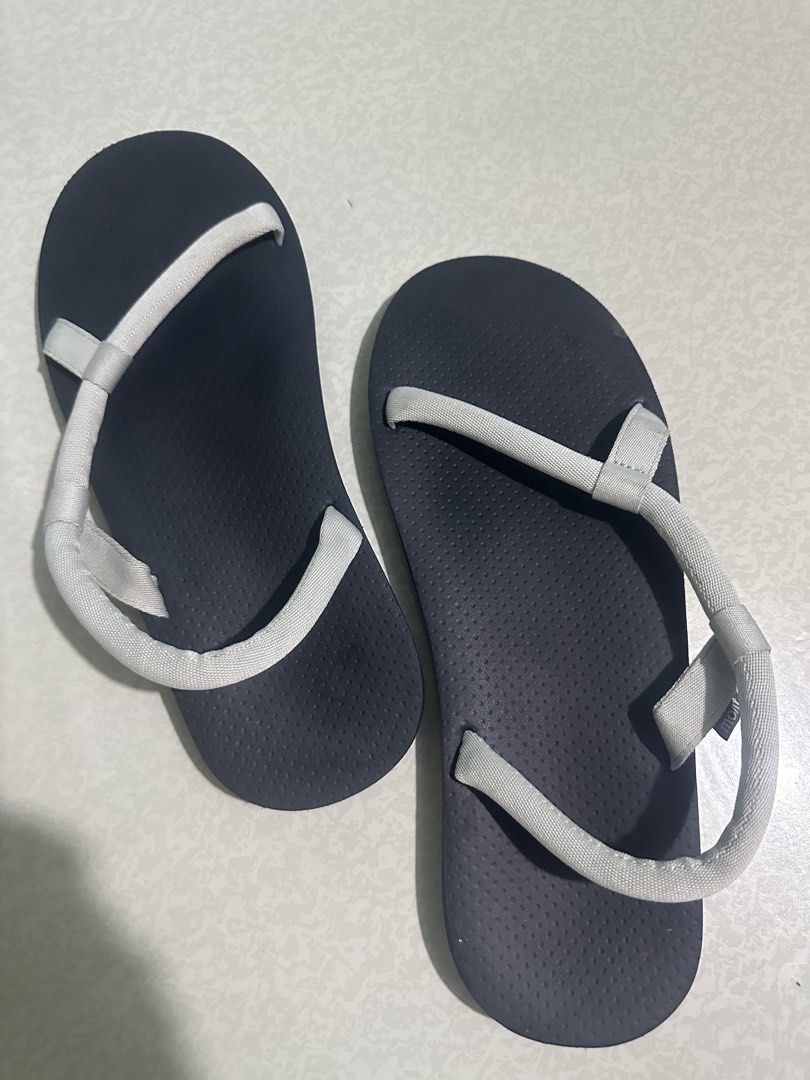 PO MONTBELL Trekking Strap Sandals 9 (Category: Slippers & Slides) located in Nagcarlan. Submitted by minimalless (Listing ID 1442540227, Image 1). Description: .