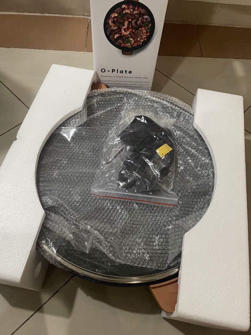 Queenar O-Plate Electric Multi Pan QNGR-440B (Category: Cookware & Accessories) located in Quezon City. Submitted by pattb (Listing ID 1442525532, Image 2). Description: - Queenar O-Plate Electric Multi Pan - Model: QNGR-440B - Power: 1800W - Voltage: 220V, 60Hz - Versatile: Great for grilling, soup, and pancake cooking - Design: Large, circular, no partition.