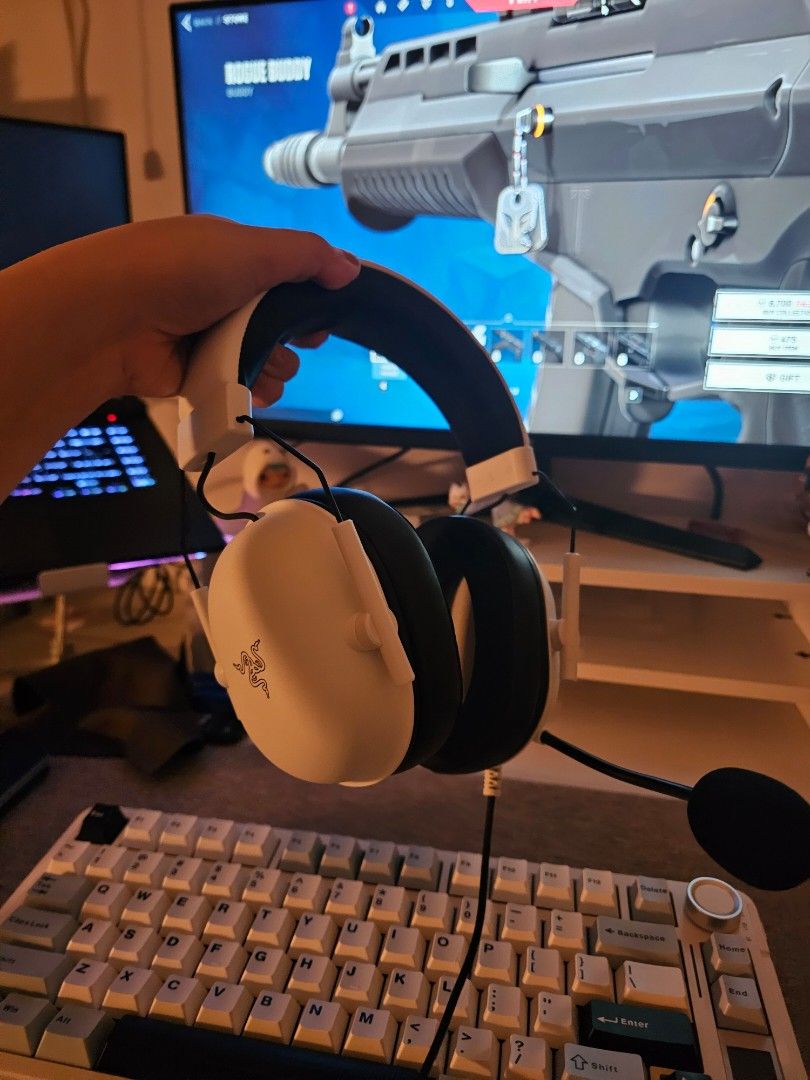 Razer Blackshark V2 x (Category: Headphones & Headsets) located in Pasay City. Submitted by laracagallicarlos (Listing ID 1442501445, Image 2). Description: - Razer Blackshark V2 x - Surround sound 7.1 - hyperclear mic - Comfortable earcups gaming sessions - Wired connection for reliable performance - Ideal for PC gaming -bought 3 months ago but rarely used due to busy sched - Selling due to switching to wireless.