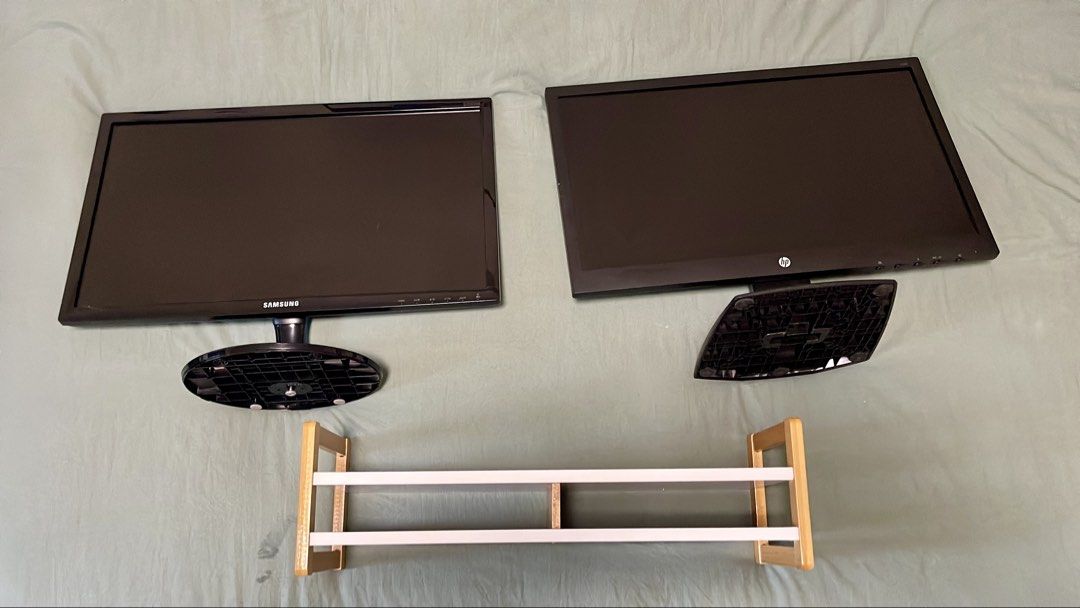 Samsung and HP Monitors with Stands475503658774702080