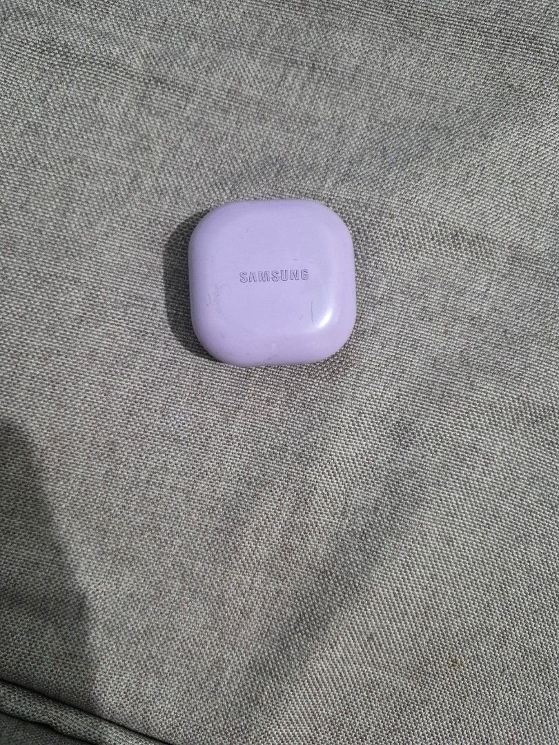 Earbuds galaxy buds 2 pro (Category: Wearables & Smart Watches) located in Las Pinas. Submitted by genin4954 (Listing ID 1442440176, Image 3). Description: - Includes purple Samsung galaxy buds 2 pro - Item in good working condition - Ideal for Samsung ecosystem price is slightly negotiable it is already very good package and device is in very good condition. Box available.