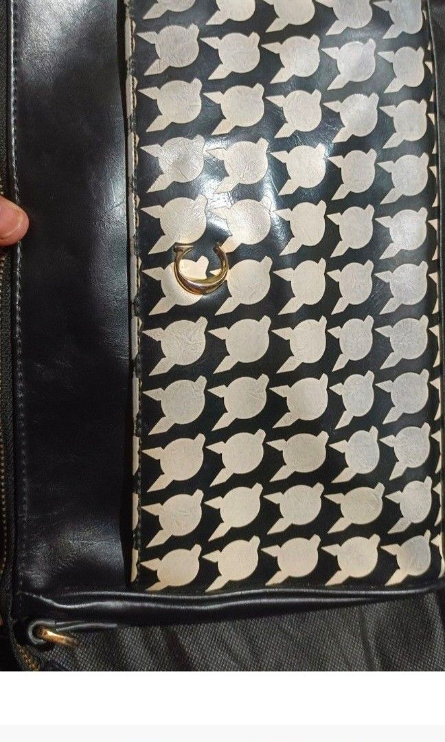 Sling bag lapalette cupcake (Category: Cross-body Bags) located in Cauayan City . Submitted by happyprelovedx (Listing ID 1442395051, Image 2). Description: This is just a preloved item, so please manage your expectations po, Price already dropped you can check out using Shoppee account but only SF and the payment is thru Gcash po😊.