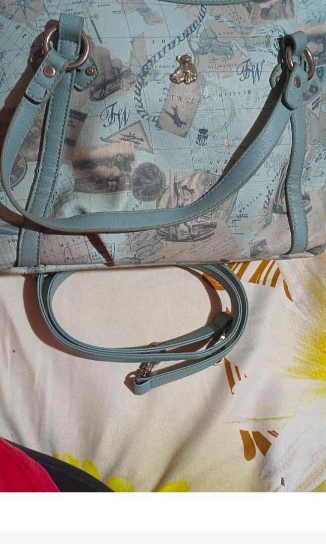 Sling bag teeniewinnie (Category: Cross-body Bags) located in Cauayan City . Submitted by happyprelovedx (Listing ID 1442395594, Image 2). Description: This is just a preloved item, so please manage your expectations po, Price already dropped you can check out using Shoppee account but only SF and the payment is thru Gcash po😊.