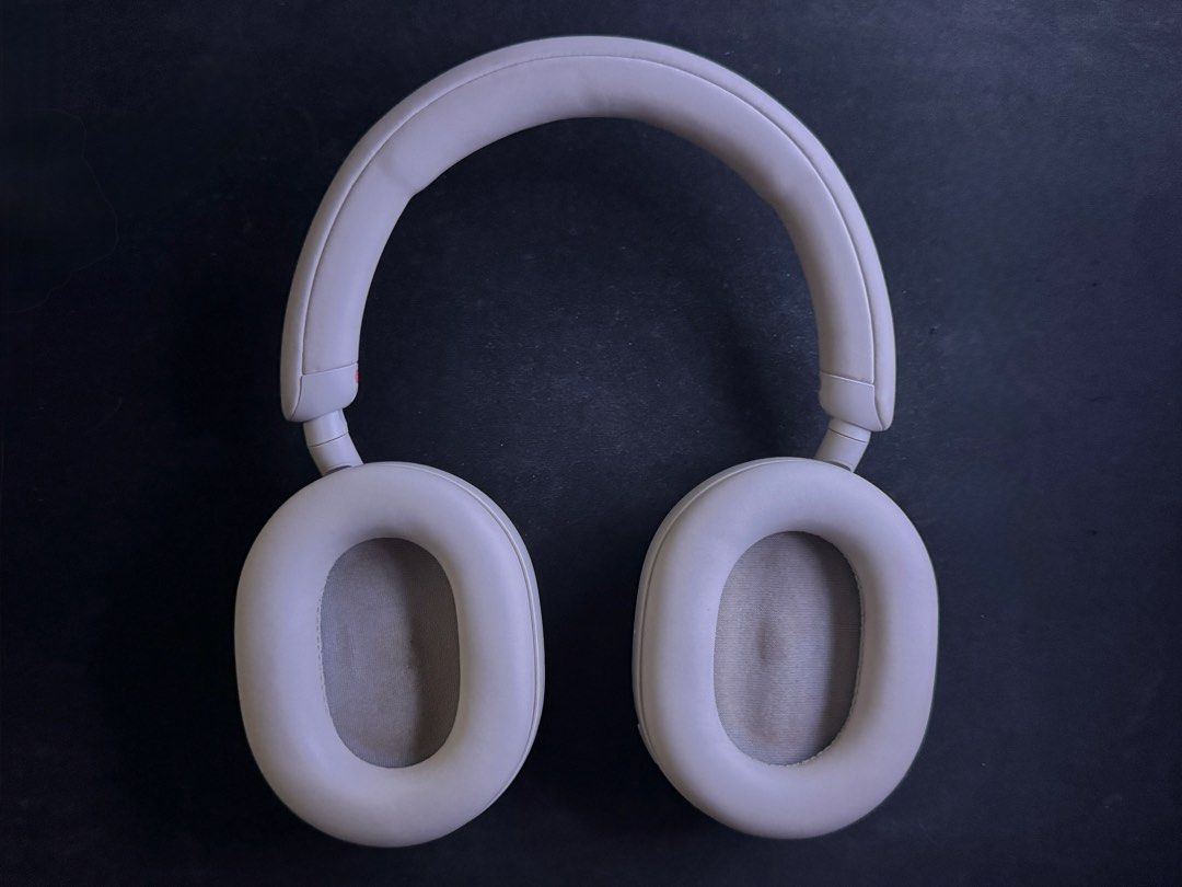 Sony XM5 (Category: Headphones & Headsets) located in Taguig. Submitted by edvll (Listing ID 1442535838, Image 3). Description: Condition: Light use. Bought for 21k at the time of release but never really used it. Preferred using airpods over headphones. Selling for 11,000 php (slight negotiable) Reason for selling: Decluttering. Need funds. Inclusions: Case and charger cord Location : Manila/Makati/Taguig For delivery: Buyer will shoulder the fe