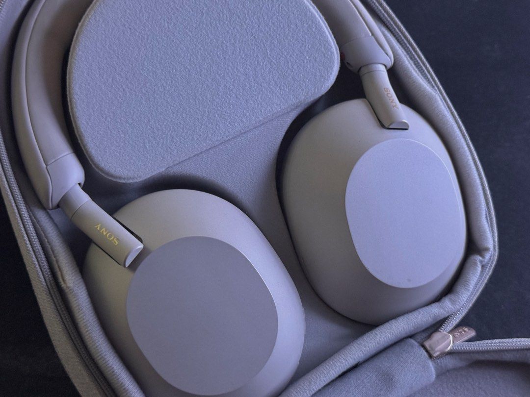 Sony XM5 (Category: Headphones & Headsets) located in Taguig. Submitted by edvll (Listing ID 1442535838, Image 2). Description: Condition: Light use. Bought for 21k at the time of release but never really used it. Preferred using airpods over headphones. Selling for 11,000 php (slight negotiable) Reason for selling: Decluttering. Need funds. Inclusions: Case and charger cord Location : Manila/Makati/Taguig For delivery: Buyer will shoulder the fe