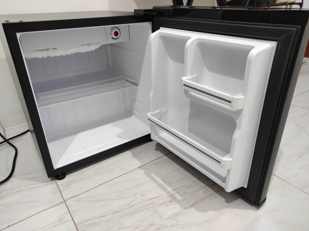 TCL TR-59PHB 1.8 cu. ft. Single Door Refrigerator (Category: Refrigerators and Freezers) located in Manila. Submitted by hzlblx (Listing ID 1441865354, Image 3). Description: - TCL Single Door Refrigerator (Model: TR-59PHB) - Compact 1.8 cu. ft. capacity, ideal for dorms, offices, or small kitchens. - Manual Defrost for easy maintenance. - Energy-efficient R600a refrigerant. - Includes a convenient Chilled Box for extra cooling. - Adjustable ther