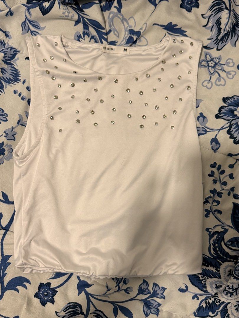 Terranova CropTops (Category: Sleeveless) located in Mandaluyong City. Submitted by armcpu (Listing ID 1442429924, Image 1). Description: Terranova Croptop 300 for 2.