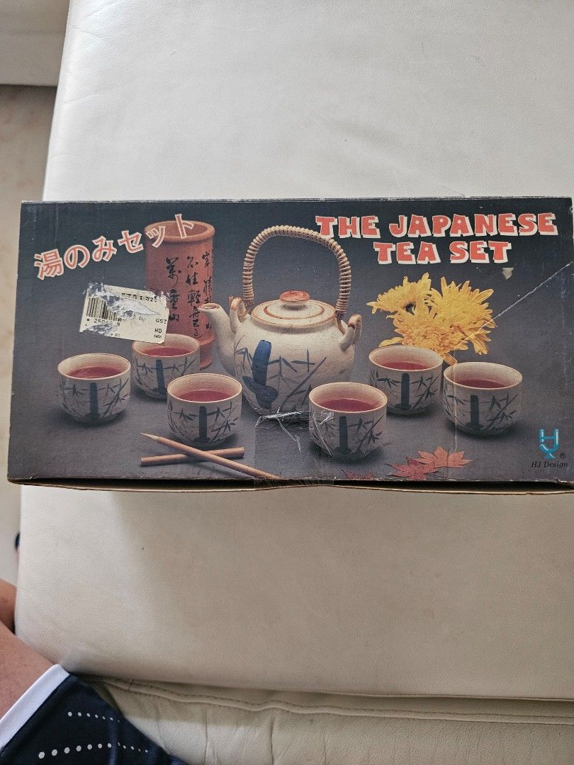 The Japanese Tea Set - Teapot and Cups