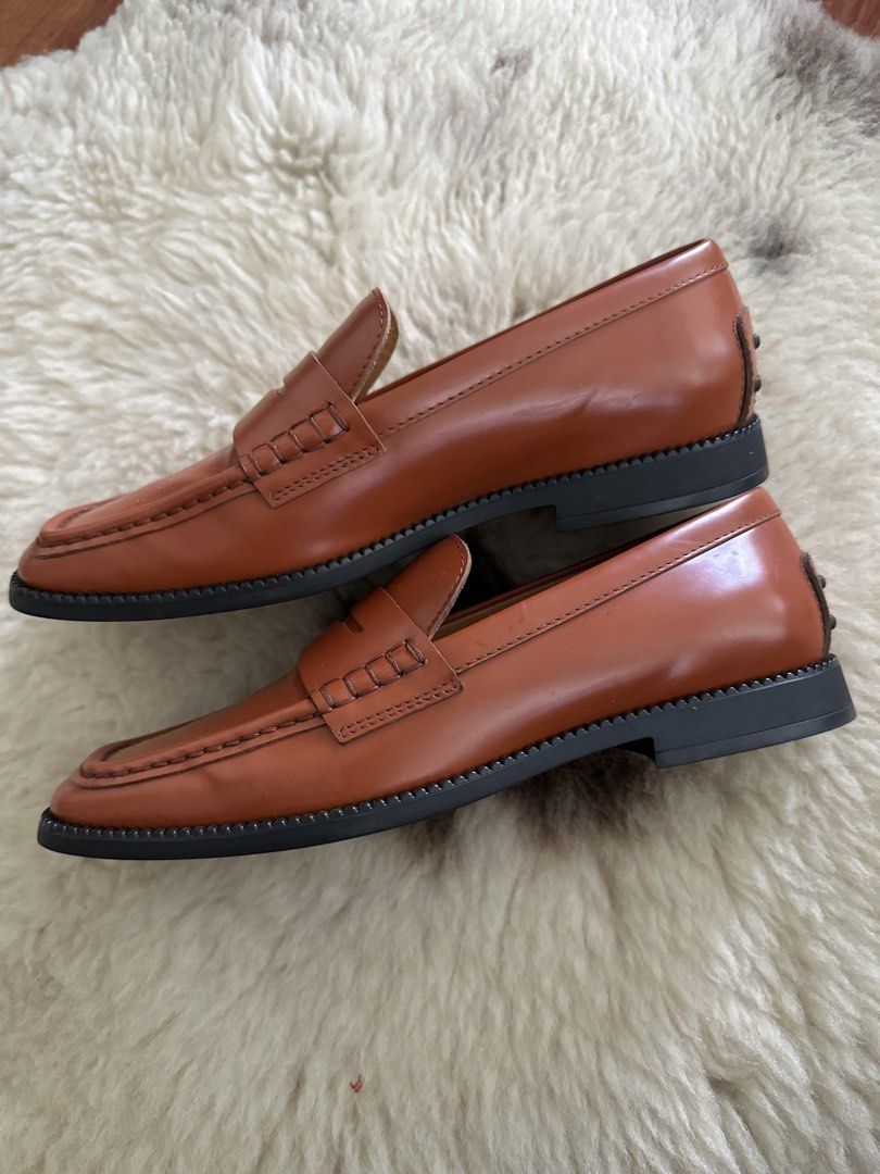 TOD'S Brown Leather Penny Loafers (Category: Loafers) located in Paranaque City. Submitted by v_ray (Listing ID 1442417627, Image 2). Description: - Classic brown leather penny loafers from TOD'S EU 35.5 - Square toe design - Signature penny strap - TOD'S signature pebble rubber sole - Comfortable and stylish for everyday wear - Versatile for dressing up or down.