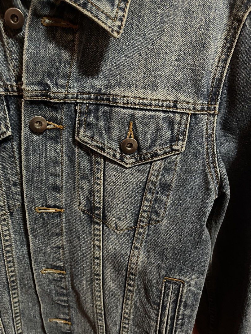 Topman Denim Jacket Blue Wash Size XS (Category: Coats, Jackets and Outerwear) located in Imus. Submitted by dffabellon (Listing ID 1442491334, Image 3). Description: - Classic blue wash denim jacket - Brand: Topman - Size: XS - Button-up front - Two chest pockets - Long sleeves with button cuffs - Versatile for layering or standalone wear.