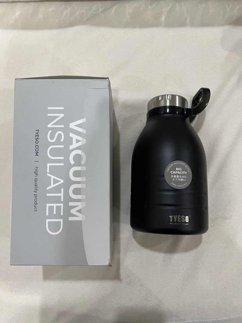 Tyeso Vacuum Insulated Jug Black (Category: Water Bottles & Tumblers) located in Quezon City. Submitted by cheskatan (Listing ID 1442475581, Image 1). Description: 1500ml Black.
