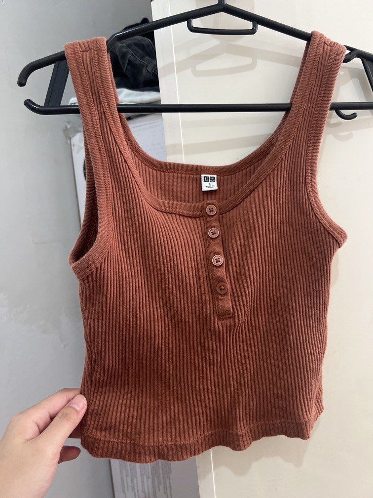 Uniqlo Crop Top Tank (Category: Sleeveless) located in Magalang. Submitted by imdeng (Listing ID 1442357096, Image 1). Description: .