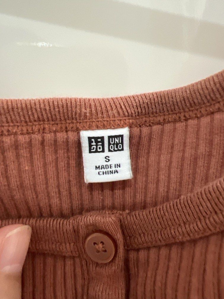 Uniqlo Crop Top Tank (Category: Sleeveless) located in Magalang. Submitted by imdeng (Listing ID 1442357096, Image 2). Description: .