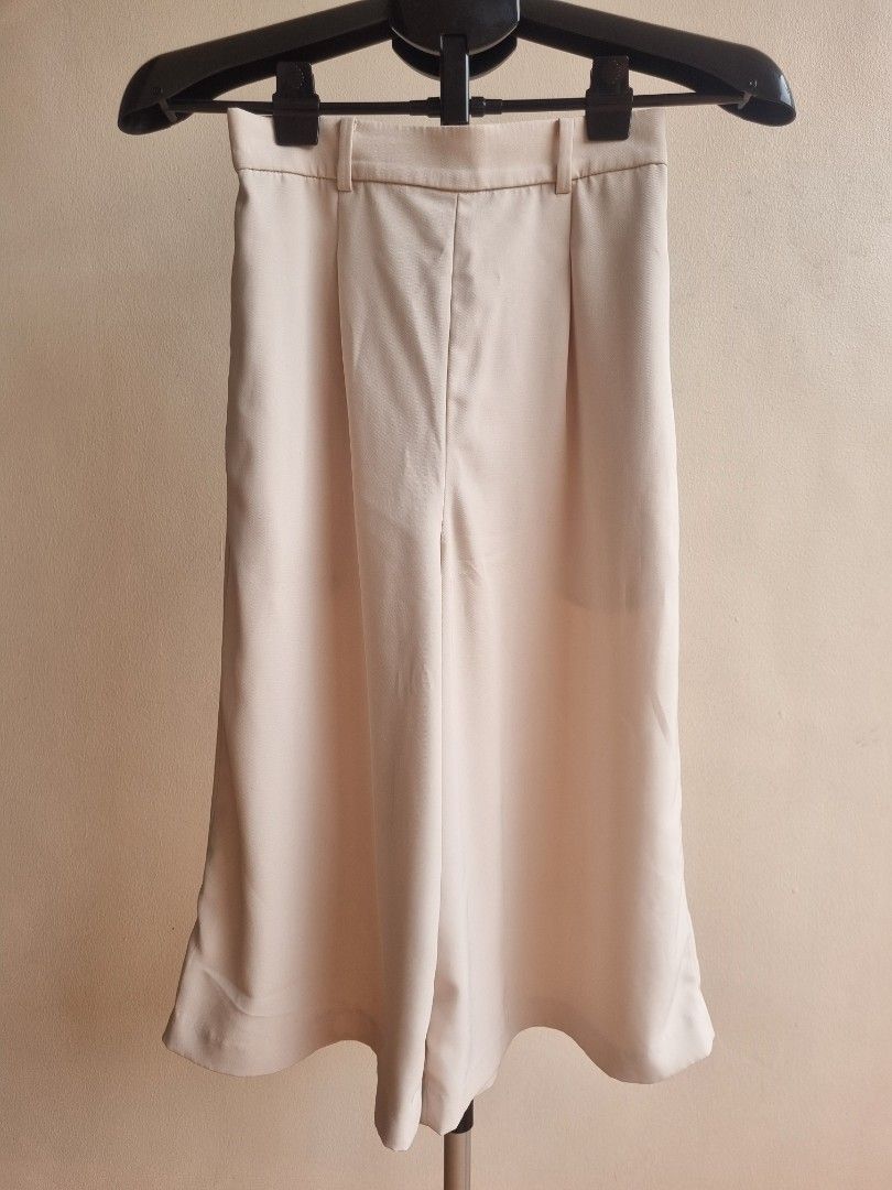 Uniqlo culotte drape pants - cream (Category: Other Bottoms) located in Las Pinas. Submitted by homedispatch (Listing ID 1442431459, Image 3). Description: Product No. 152 Product: Uniqlo culotte drape pants - cream Condition: Lightly used Price: ₽400 Size: Small Dimensions (approx. when laid flat): • Length: 28" • Waist: see photo • Hips: see photo Flaws: Waist hook is slightly loose, but zipper is intact and zips smoothly. RfS: Decluttering, no