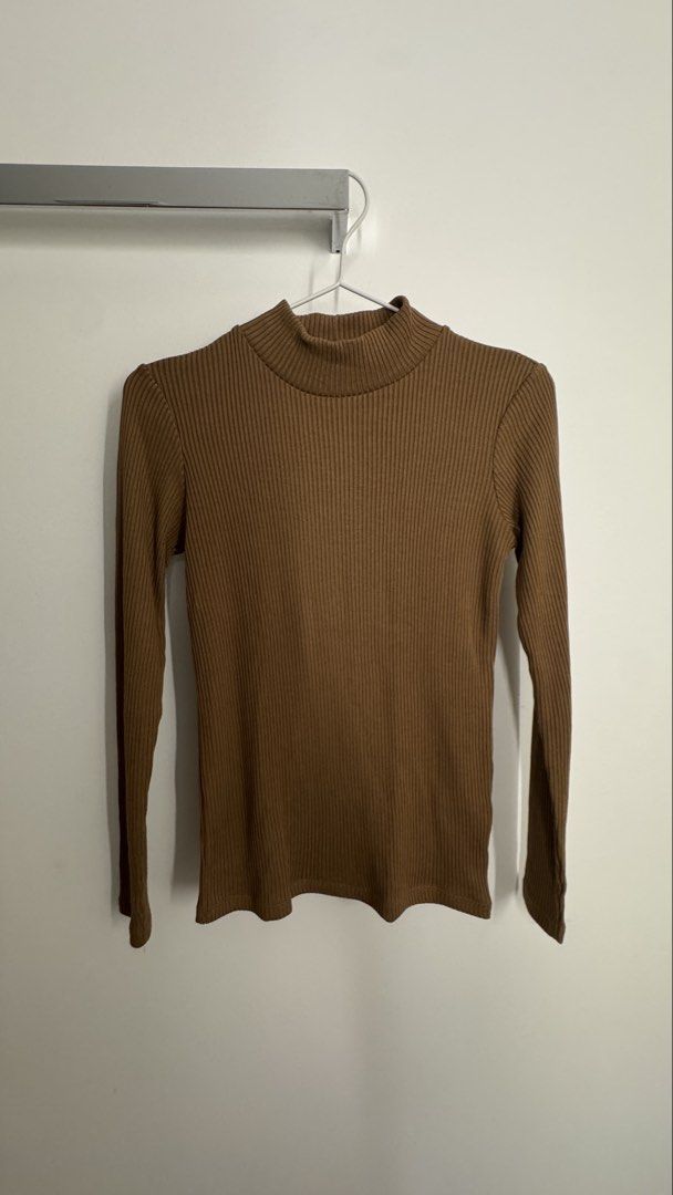 Uniqlo Ribbed Brown Turtleneck Longsleeve (Category: Longsleeves) located in Makati City. Submitted by goldcn (Listing ID 1442490723, Image 1). Description: .