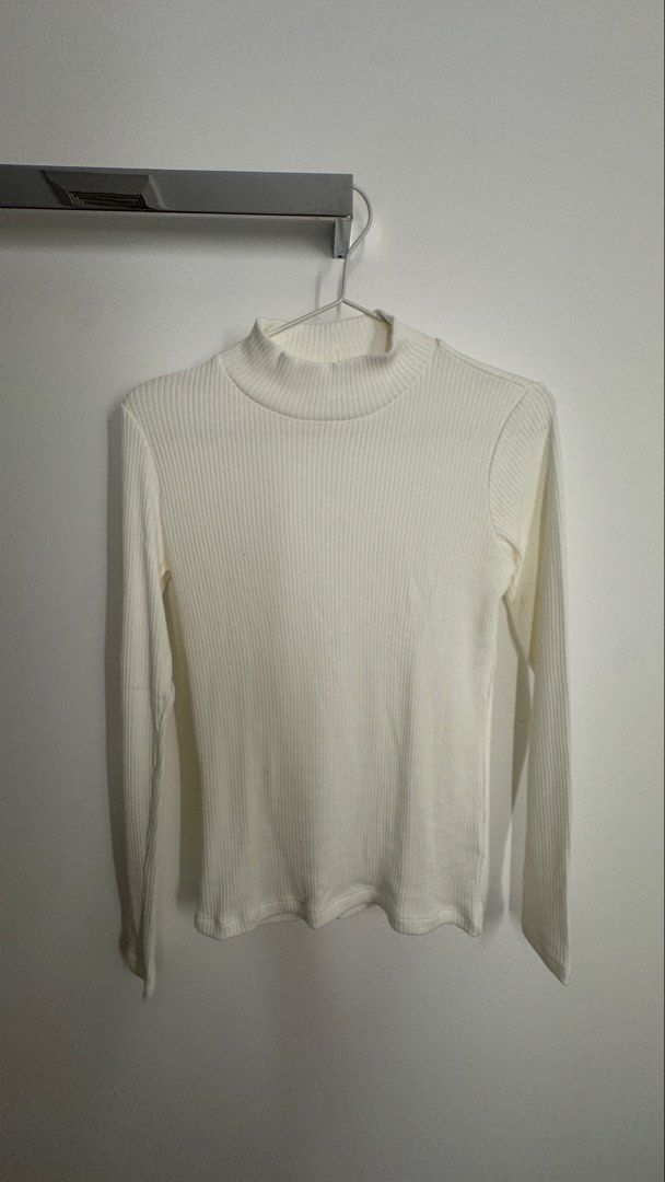 Uniqlo Ribbed White Turtleneck Longsleeve (Category: Longsleeves) located in Makati City. Submitted by goldcn (Listing ID 1442490595, Image 1). Description: .