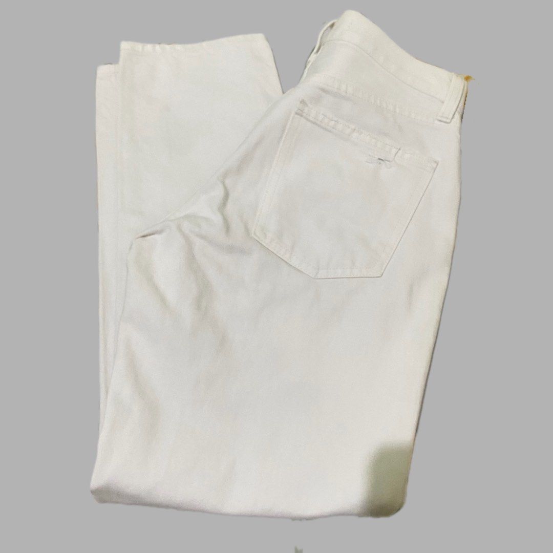 Uniqlo White Denim Jeans (Category: Jeans) located in San Simon. Submitted by arboutique2021 (Listing ID 1442413516, Image 2). Description: - Uniqlo White Denim Jeans - Straight Leg Fit - Lightly Distressed Detailing on Front Pocket - Comfortable Cotton Material - Ideal for Casual Wear.