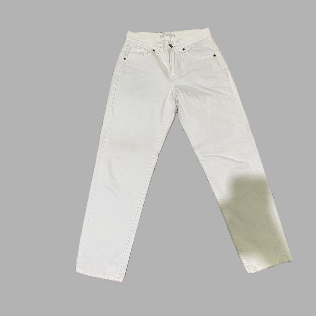 Uniqlo White Denim Jeans (Category: Jeans) located in San Simon. Submitted by arboutique2021 (Listing ID 1442413516, Image 1). Description: - Uniqlo White Denim Jeans - Straight Leg Fit - Lightly Distressed Detailing on Front Pocket - Comfortable Cotton Material - Ideal for Casual Wear.
