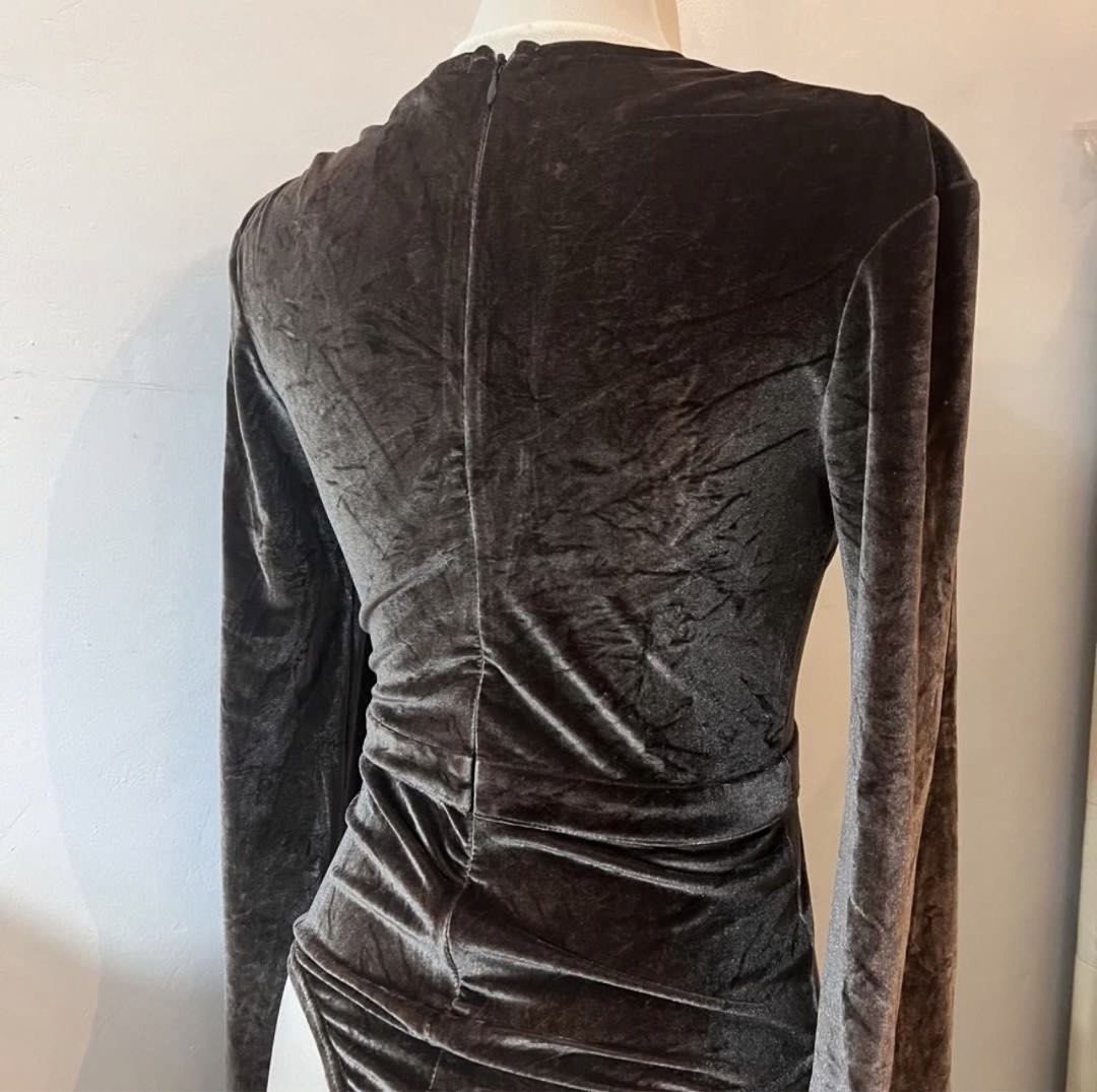 Velvet Longsleeves Bodysuit (Brown) (Category: Longsleeves) located in Pasay City. Submitted by annedeclutter (Listing ID 1442362341, Image 2). Description: Size: Small RFS: Declutter 📍Pasay City.