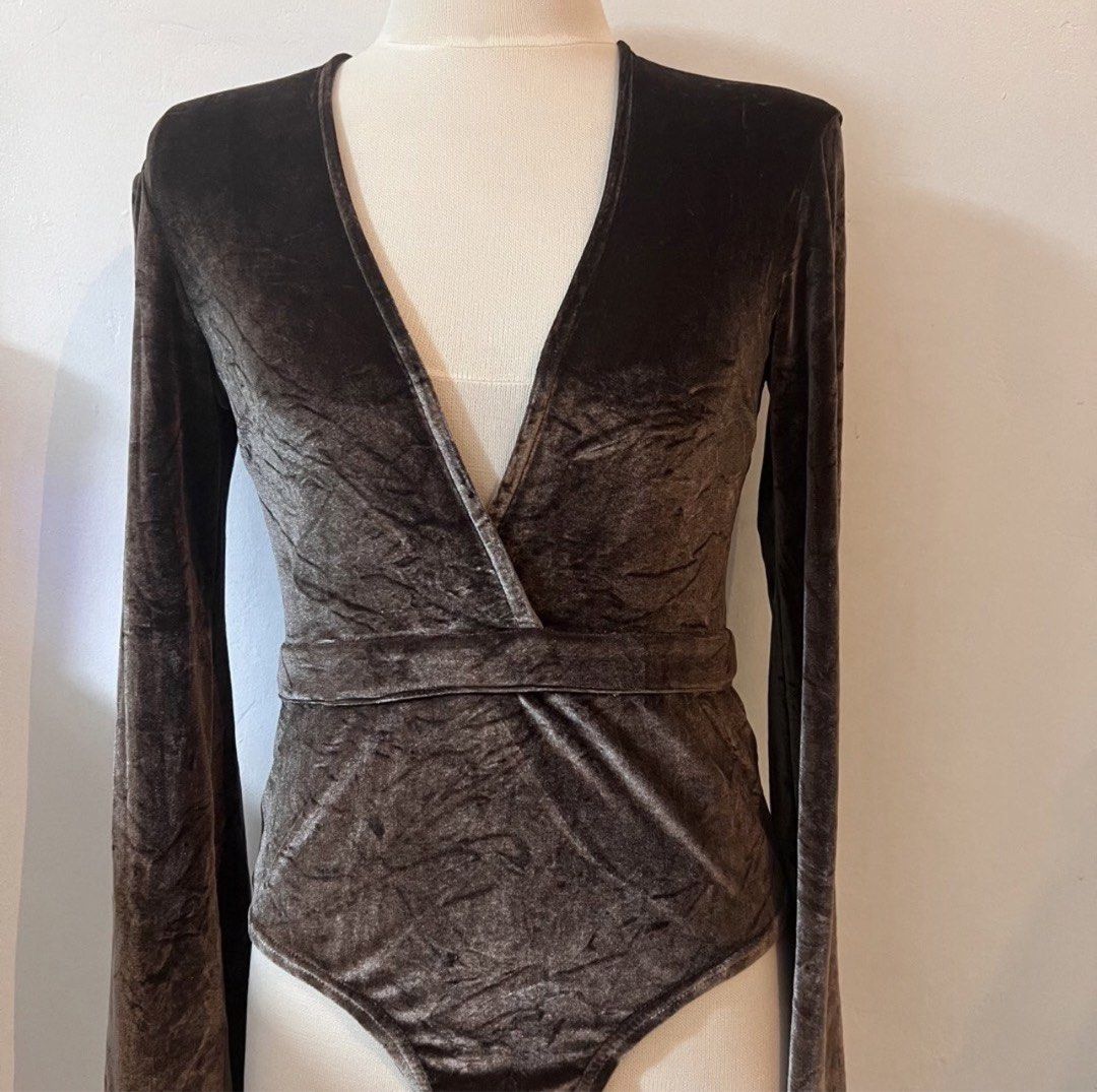 Velvet Longsleeves Bodysuit (Brown) (Category: Longsleeves) located in Pasay City. Submitted by annedeclutter (Listing ID 1442362341, Image 1). Description: Size: Small RFS: Declutter 📍Pasay City.