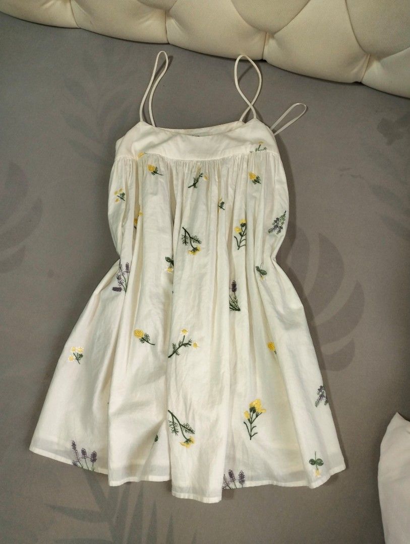 White floral print spaghetti strap mini dress (Category: Dresses) located in San Jose. Submitted by namlrt (Listing ID 1442457646, Image 2). Description: .