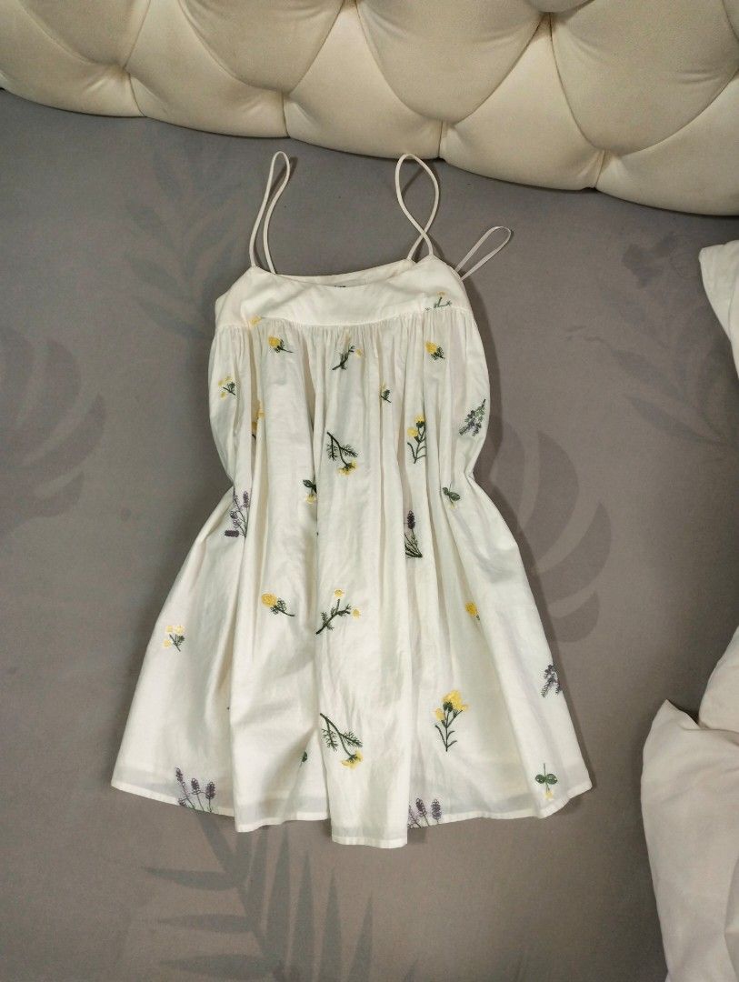 White floral print spaghetti strap mini dress (Category: Dresses) located in San Jose. Submitted by namlrt (Listing ID 1442457646, Image 1). Description: .