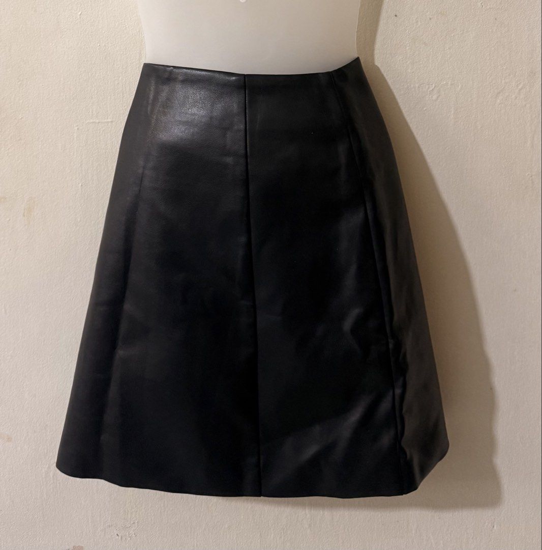 Faux leather mini skirt (Medium) (Category: Skirts) located in Pasay City. Submitted by erinsclosetph (Listing ID 1442414483, Image 1). Description: Brand: Rihoas Item: Black Faux Leather Mini Skirt Condition: Never worn Note: top not included.