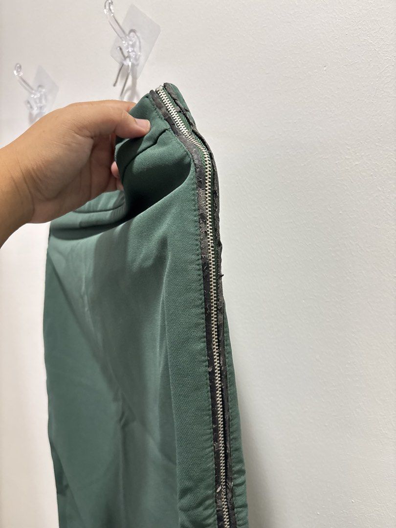 Zara Basic Green Pencil Skirt with Zip Detail (Category: Skirts) located in Paranaque City. Submitted by sashimimai (Listing ID 1442446426, Image 2). Description: - Zara Basic green pencil skirt - Size S - knee length - Side zip details - Versatile for work or casual wear - Made in Vietnam - Please check photos for zipper condition issue nababakbak yung parang leather sa sides .