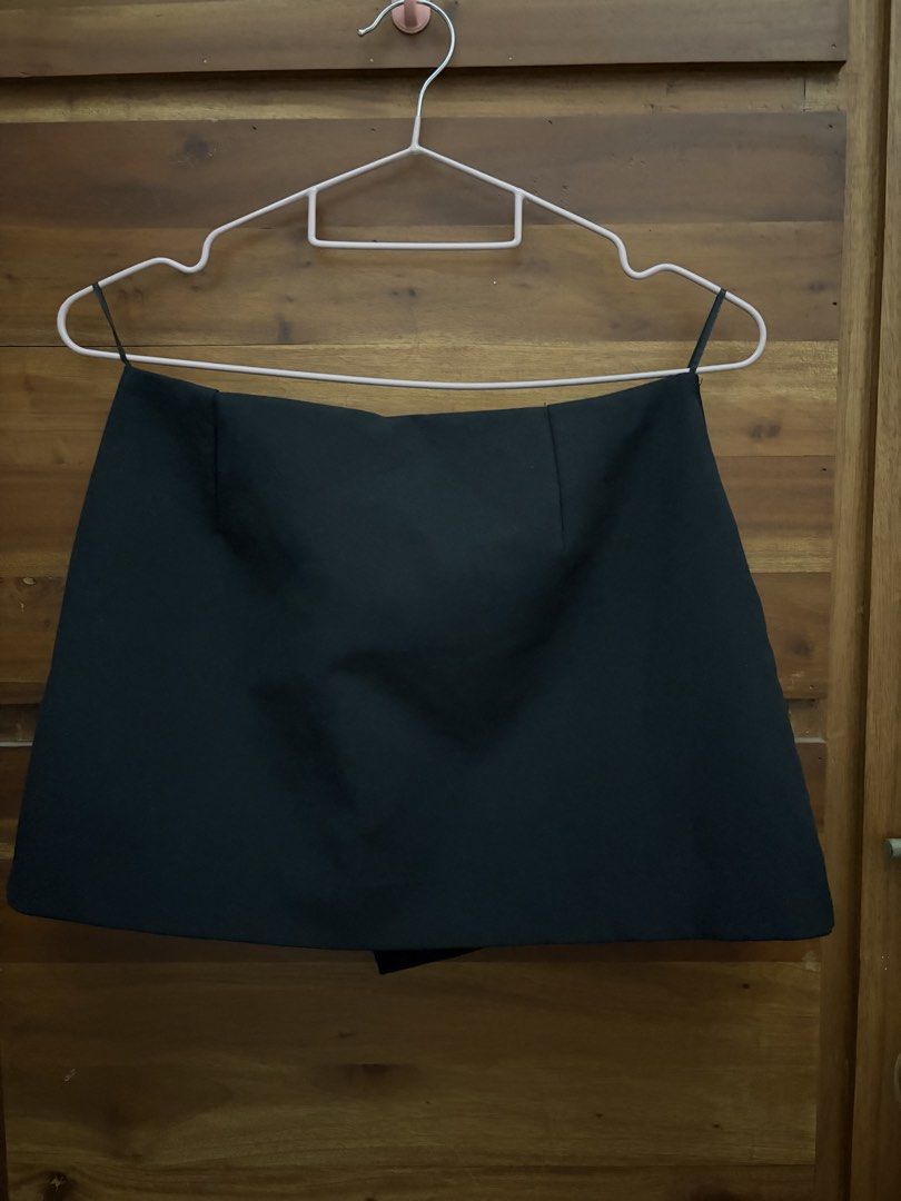 Zara Black Skort (Category: Skirts) located in Cebu City. Submitted by declutterie13 (Listing ID 1442391368, Image 2). Description: .