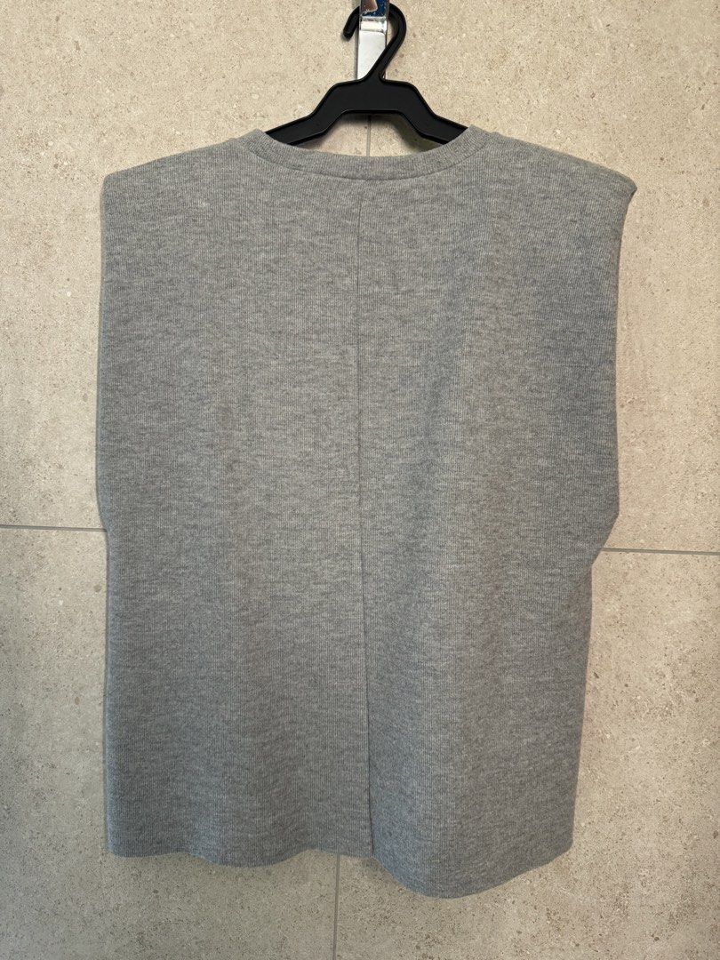 Zara Grey Padded Shoulder T-shirt (Category: Shirts) located in Manila. Submitted by archiiives (Listing ID 1442417857, Image 2). Description: - Grey t-shirt from Zara - Features padded shoulders for a structured silhouette - Classic crew neck and short sleeves - Simple and versatile, perfect for casual outfits - Made in Turkey.
