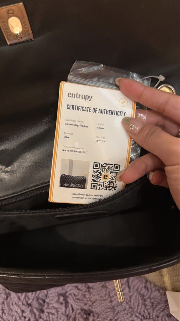100% original chanel vintage single flap (Category: Luxury Bags & Wallets) located in Manila. Submitted by sugarnspice1992 (Listing ID 1442668916, Image 3). Description: 9/10 Complete inclusions No flaws to declare .