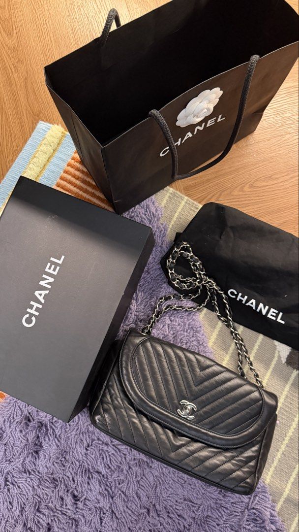 100% original chanel vintage single flap (Category: Luxury Bags & Wallets) located in Manila. Submitted by sugarnspice1992 (Listing ID 1442668916, Image 1). Description: 9/10 Complete inclusions No flaws to declare .