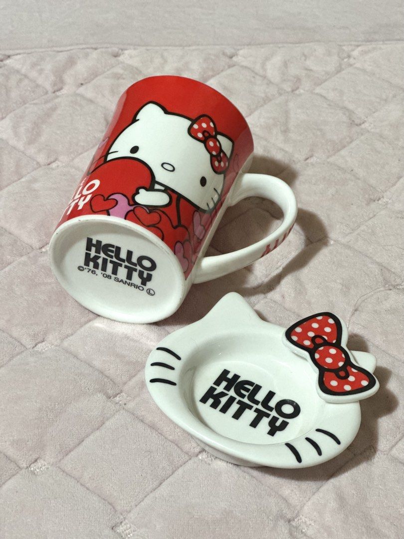 2008 Sanrio Hello Kitty mug with a lid (Category: Coffee & Tea Tableware) located in Davao. Submitted by favoritepreloved (Listing ID 1442691898, Image 2). Description: 💜 mug height 9.5cm , diameter 7cm 💜 From Japan.