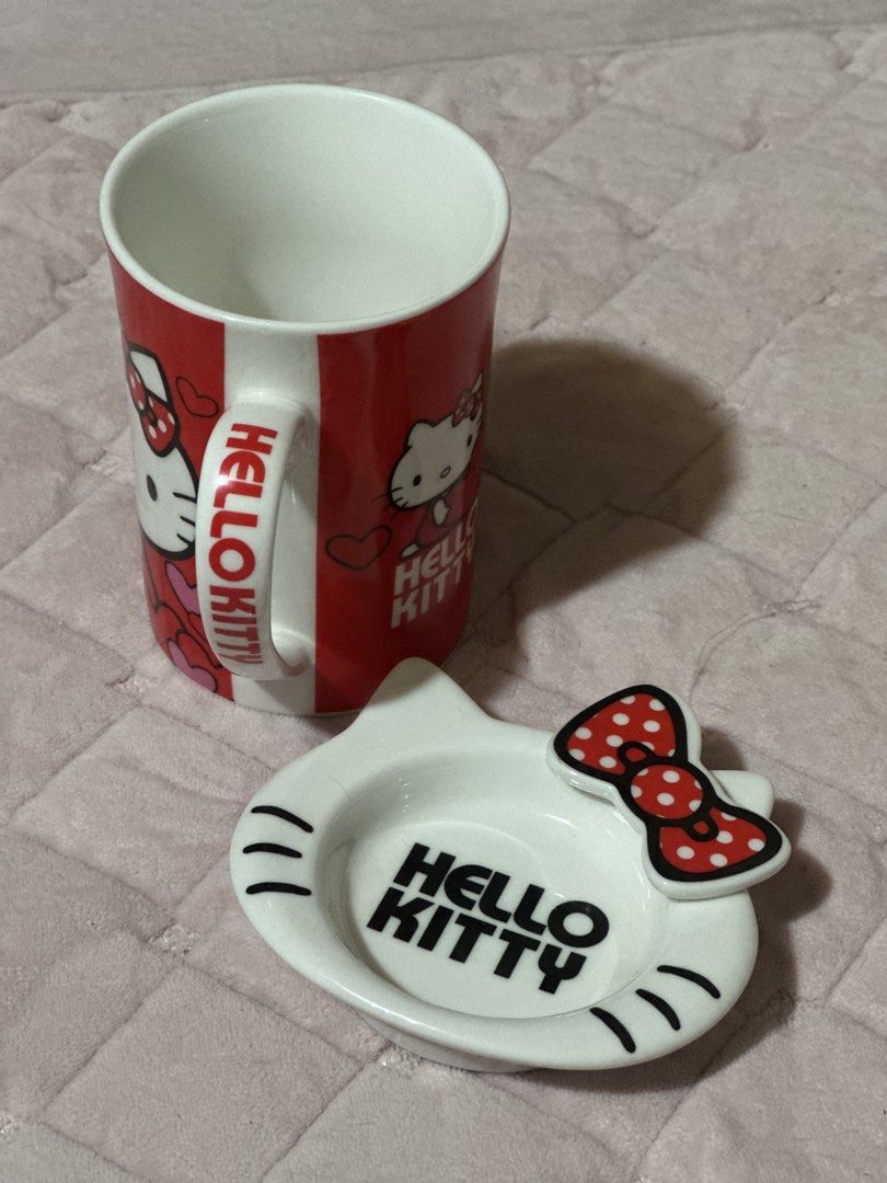 2008 Sanrio Hello Kitty mug with a lid (Category: Coffee & Tea Tableware) located in Davao. Submitted by favoritepreloved (Listing ID 1442691898, Image 3). Description: 💜 mug height 9.5cm , diameter 7cm 💜 From Japan.