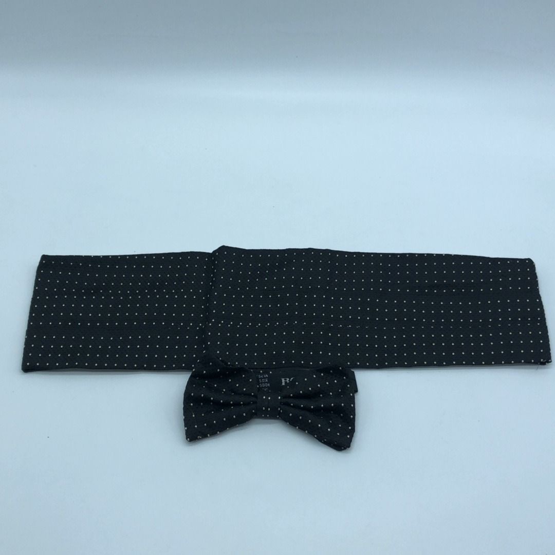 267005114 BOSS HUGO NECKTIE BOW SET (Category: Ties) located in Taguig. Submitted by ecoring.ph (Listing ID 1442555296, Image 1). Description: ◆CONDITION: A ◆DESCRIPTIONS: (Other defects/info:) The body of the bow tie is stained, dirty, discolored, and shows signs of use. ◆SIZE: ⁎WIDTH: 4.5inches. (approximately only) ⁎LENGTH: 39inches. (approximately only) ◆INCLUSIONS: Box ⚠︎Please note that all sizes are approximate and may vary slightly. ⚠︎Ple