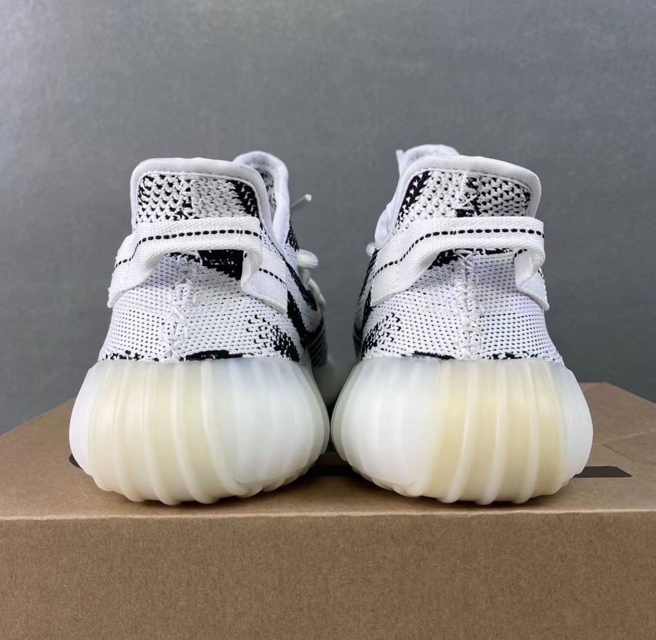 adidas originals Yeezy Boost 350 V2 White Zebra Black White (Category: Sneakers) located in Singapore. Submitted by kkgoldenfire (Listing ID 1442545080, Image 3). Description: 🎯 Adidas 📌 adidas originals Yeezy Boost 350 V2 White Zebra Black White ✅ Brand new ✅ Free shipping ✅ Cash on delivery ✅ 3-day photo confirm ⬇️ Order now or chat for details.