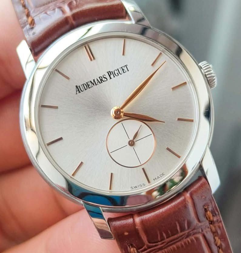 AP JULES AUDEMARS SOLID 18K WHITE GOLD⌚️ (Category: Luxury Watches) located in Manila. Submitted by kristinepenafiel (Listing ID 1442660115, Image 1). Description: AP JULES AUDEMARS SOLID 18K WHITE GOLD⌚️ ₱438,000 Own a stunning Audemars Piguet Jules Audemars in Solid 18K White Gold at a steal price! 🔥 ✔️Watch Only ✔️Solid 18K White Gold Case & Buckle ✔️ 9.5/10 Excellent Condition Ref. No: 77238BC.OO.A002CR.01 ✨Sophisticated Silver Dial with Ros