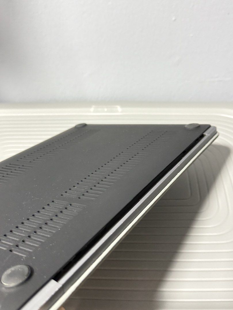 Apple MacBook Pro 13-inch (2017)476837997278013444