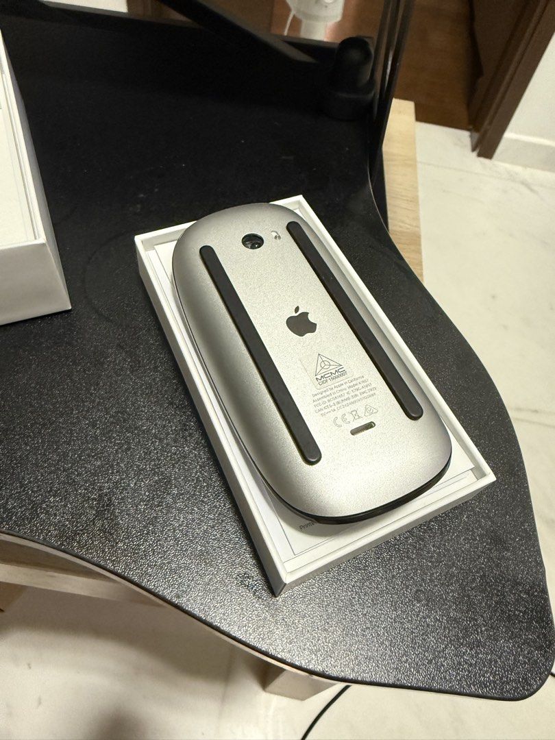 Apple Magic Mouse Black Multi-Touch Surface (Barely used with complete accessories)476734542641244162