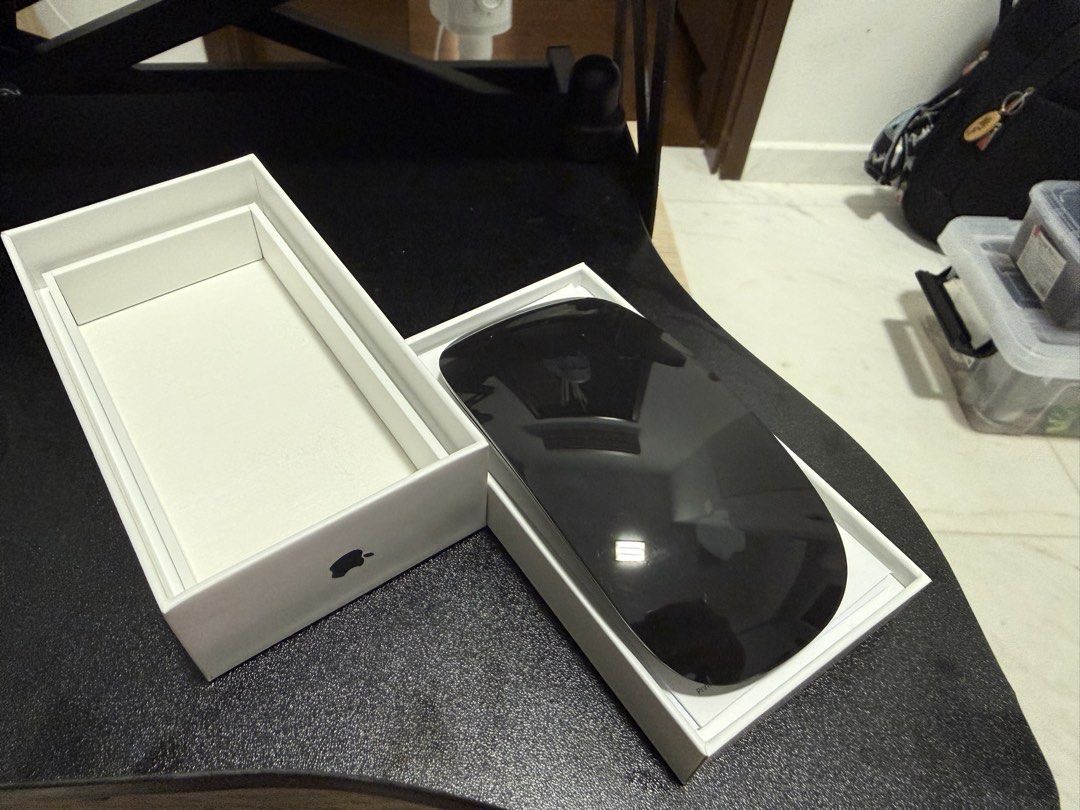 Apple Magic Mouse Black Multi-Touch Surface (Barely used with complete accessories)476734542641244161