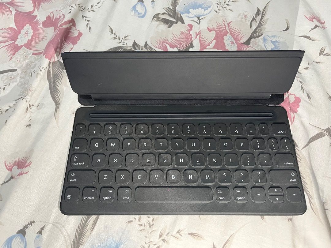 Apple Smart Keyboard (Category: Computer Keyboard) located in Caloocan City. Submitted by vhinie05 (Listing ID 1442656379, Image 1). Description: - got it for 10.2k - 100% working condition (all keys functional) - Connects instantly via Smart Connector (no charging/pairing needed) - Comfortable typing experience, no key issues - Side stitching has visible damage but does not affect performance - Still solid for school/work use - Compatible with i