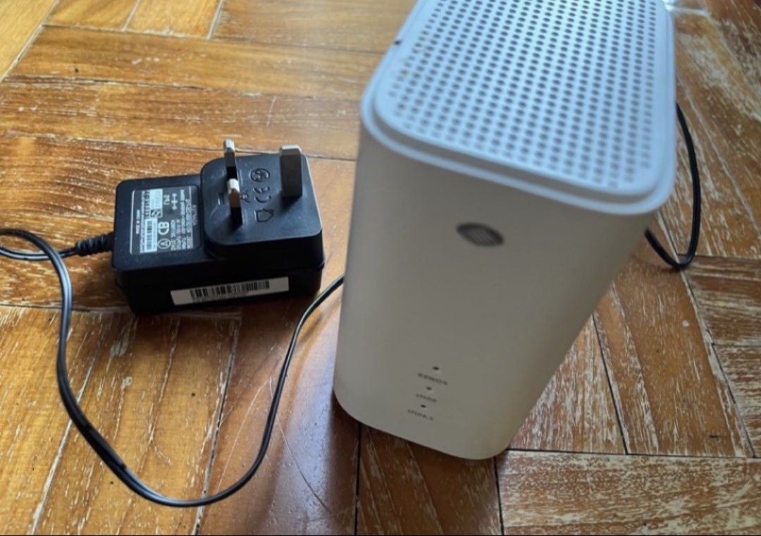 Askey White Router with Power Adapter476617042297497601