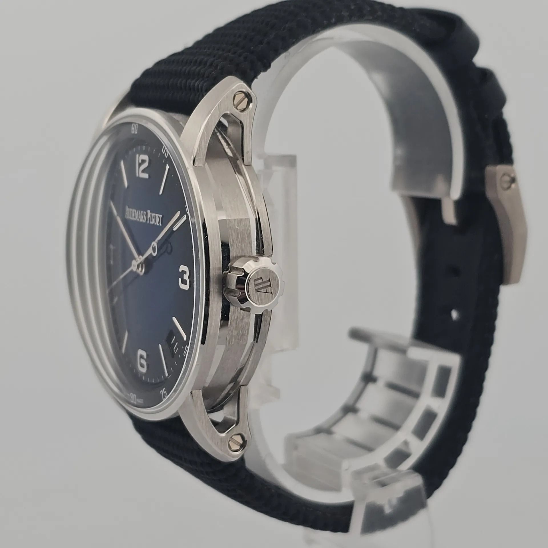 Audemars Piguet Code 11.59 15210BC.OO.A002KB.01 (Category: Watches) located in Singapore. Submitted by mingwatchchannel (Listing ID 1442631548, Image 2). Description: M260445UAPT21 Watch Condition Good Warranty Card Year 2021 Diameter 41mm Movement Automatic winding Case Material White gold Dial Color Blue Accessories With original packaging box and certificate documents No Exchange Thank You Want to see more watches we have please follow us on: 