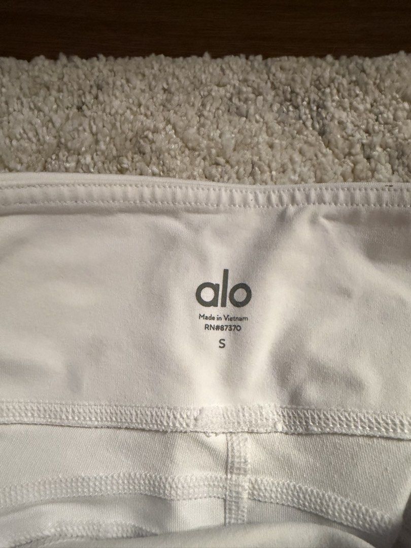 AUTHENTIC Alo Yoga White Mesh Panel Capri Leggings Size S (Category: Activewear) located in Cebu City. Submitted by chicandcasualx (Listing ID 1442593619, Image 2). Description: Authentic ALO Yoga White Cropped Leggings – Size Small – ₱600 Authentic ALO Yoga leggings in a flattering cropped/midi length with stylish sheer mesh panel details. Perfect for Pilates, Lagree, yoga, gym workouts, or everyday athleisure wear. ✨ Details: * Authentic ALO Yo