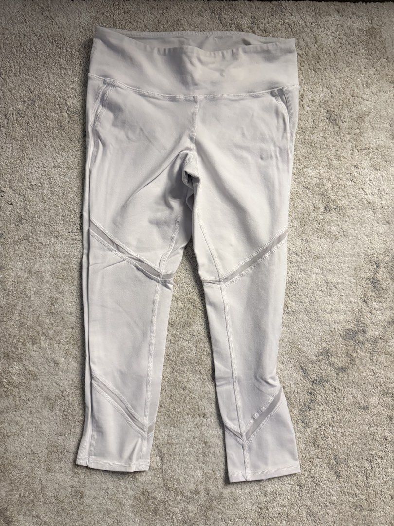 AUTHENTIC Alo Yoga White Mesh Panel Capri Leggings Size S (Category: Activewear) located in Cebu City. Submitted by chicandcasualx (Listing ID 1442593619, Image 1). Description: Authentic ALO Yoga White Cropped Leggings – Size Small – ₱600 Authentic ALO Yoga leggings in a flattering cropped/midi length with stylish sheer mesh panel details. Perfect for Pilates, Lagree, yoga, gym workouts, or everyday athleisure wear. ✨ Details: * Authentic ALO Yo