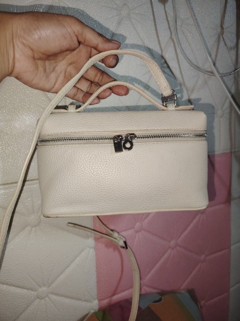 Bag of parody (Category: Cross-body Bags) located in Bulacan. Submitted by jhefkheelo02163 (Listing ID 1442547070, Image 1). Description: Branded bag of parody Lakas maka loro piana 😍😍 Supernice and cute actual Small size kasya cp and med. Size walet No flaws.