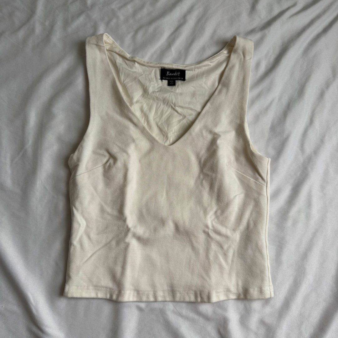 Bardot White V-Neck Sleeveless Basic Top (Category: Sleeveless) located in Santa Rosa. Submitted by ceyllective (Listing ID 1442671055, Image 1). Description: .