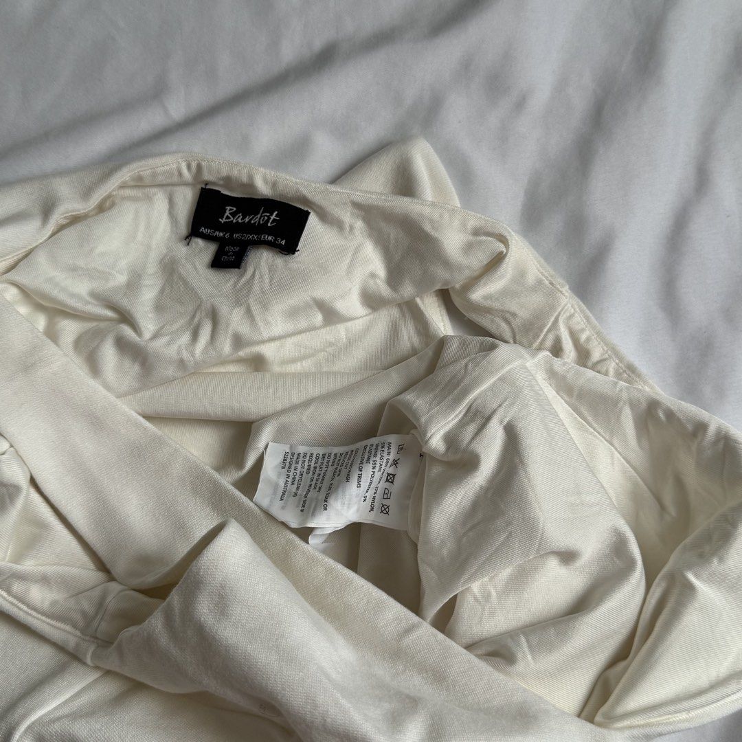 Bardot White V-Neck Sleeveless Basic Top (Category: Sleeveless) located in Santa Rosa. Submitted by ceyllective (Listing ID 1442671055, Image 2). Description: .