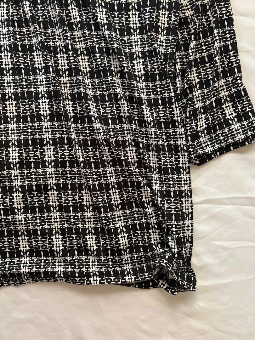 Black and White Tweed Mandarin Collar Top (Category: Blouses) located in Bacoor. Submitted by wornbetter.ph (Listing ID 1442604471, Image 3). Description: - Stylish black and white tweed pattern - Classic Mandarin collar - Three functional buttons at the neckline - Comfortable three-quarter sleeves - Versatile for casual outings or dressing up.