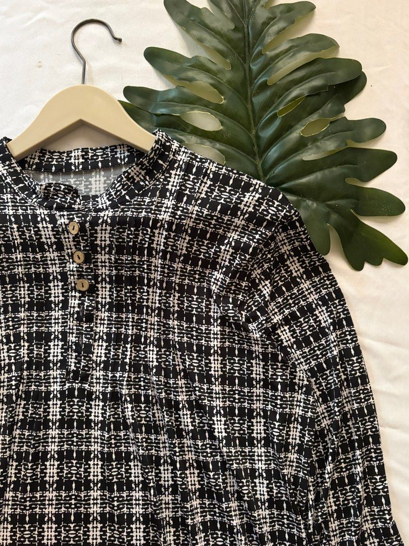 Black and White Tweed Mandarin Collar Top (Category: Blouses) located in Bacoor. Submitted by wornbetter.ph (Listing ID 1442604471, Image 2). Description: - Stylish black and white tweed pattern - Classic Mandarin collar - Three functional buttons at the neckline - Comfortable three-quarter sleeves - Versatile for casual outings or dressing up.